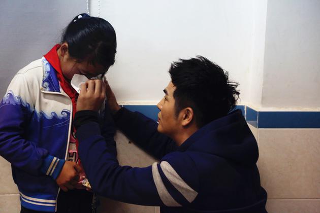 张晓龙给曾静蕊擦眼泪