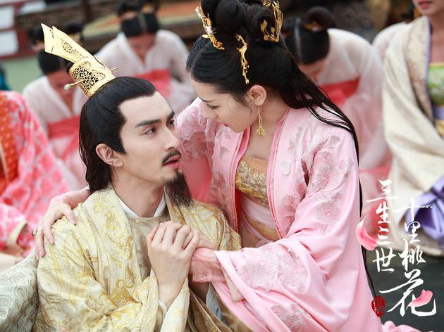 迪丽热巴饰演凤九、高伟光饰演东华帝君