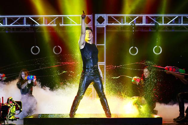 梦工厂张伦硕水中秀好身材上演湿身诱惑