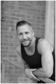 导演 编舞：卓依·马可尼里