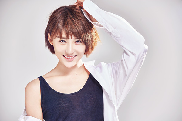 贾青饰演战地记者海蓝