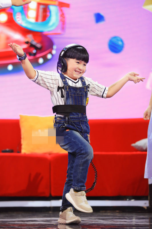 神奇的孩子惊现广场舞精灵现场pk谢娜