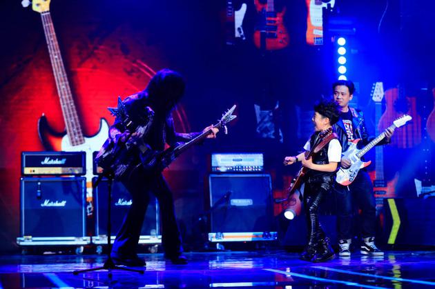 《神奇的孩子》迎吉他“无影手” 现场玩转摇滚风
