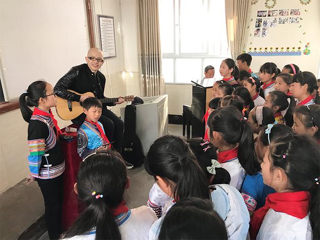 平安与当地学生其乐融融