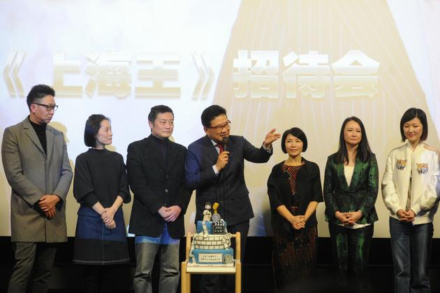 曹可凡与主持好友们(左起:林海,何婕,张民权,曹可凡,张颖,袁鸣,陈蓉)