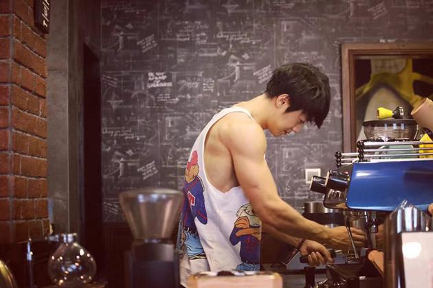 朱嘉琦晒健身动图雄鹰似的腱子肉抢镜