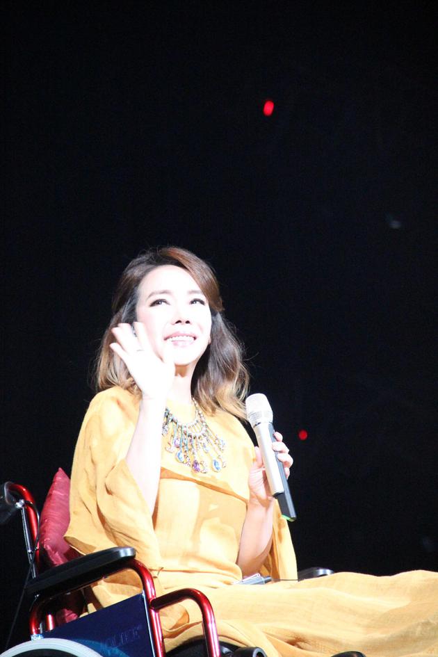 辛晓琪带伤出席罗大佑演唱会 现场深情献声