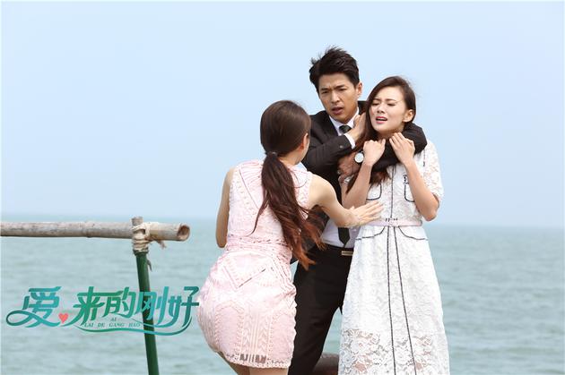 海边绑架（右一江铠同 中间李威）