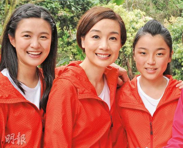 1《亲亲我好妈》剧中饰演江美仪的大女儿江嘉敏(左)及小女儿熊子逸(右)样子甜美,演技自然获赞赏。