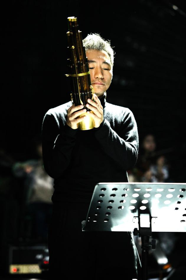 吴彤助阵林志炫歌手舞台格莱美后首公开演出