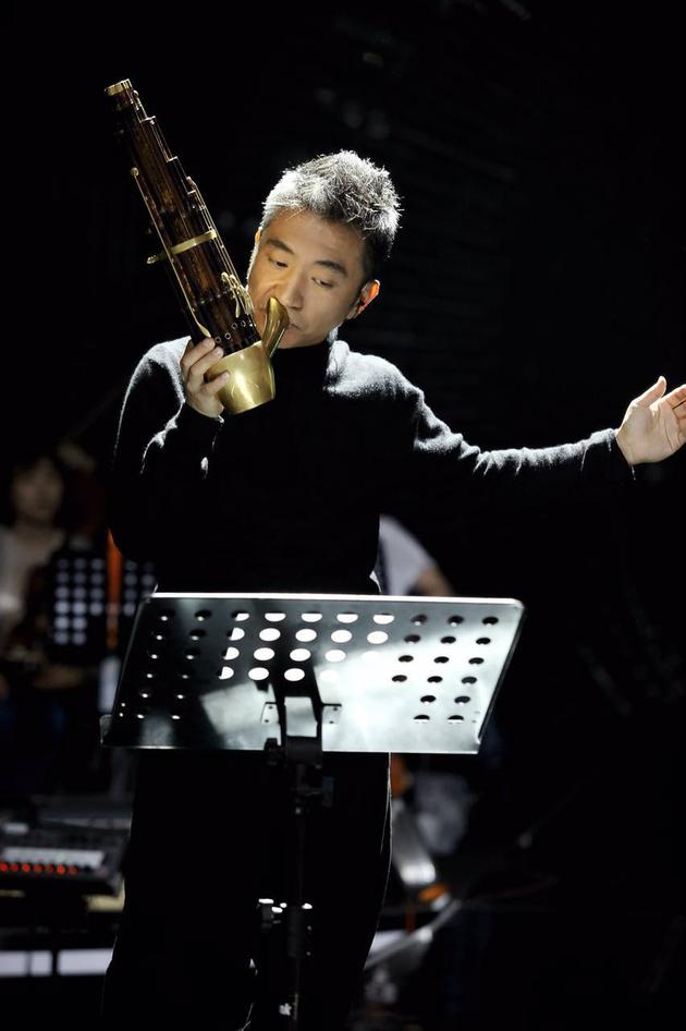 吴彤助阵林志炫歌手舞台格莱美后首公开演出