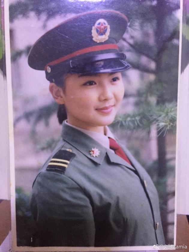 刘涛少女时期的军装照