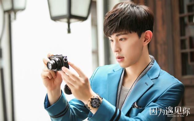 邓伦身着多彩西装，造型百变