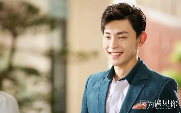 邓伦新剧开播，化身彩虹糖男友