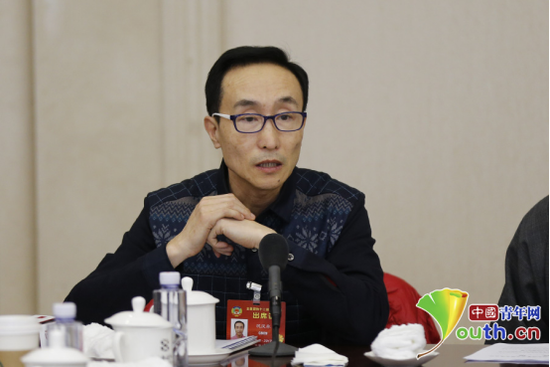 全国政协委员、著名小品演员巩汉林。  中国青年网记者 李拓 摄