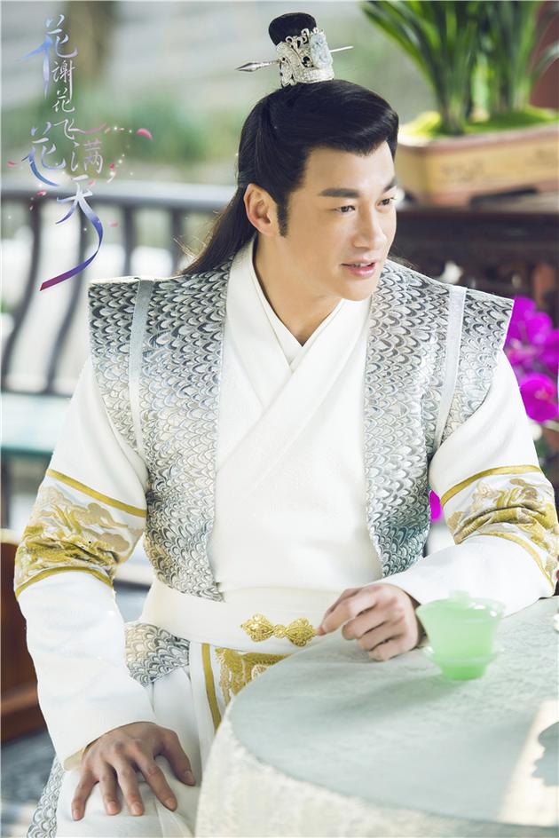 《花谢》曝何润东剧照 与张馨予李心艾感情线成谜