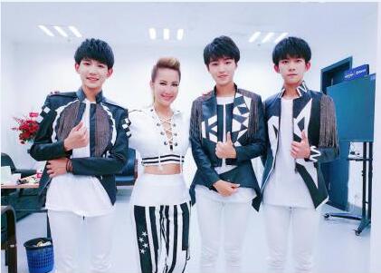 李玟和TFboys合影