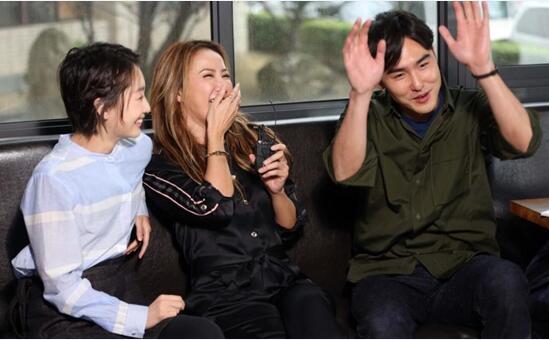 李玟和周冬雨阮经天合影