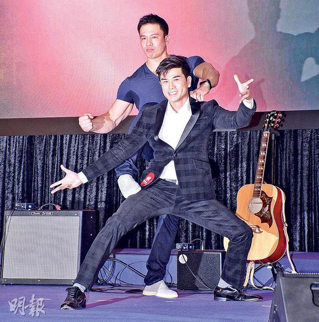 伍允龙(前)与安志杰(后)两位好兄弟合作有默契