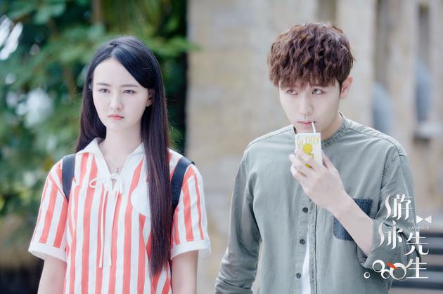 黄馨瑶鞠婧祎游泳先生热拍水中精灵活力max