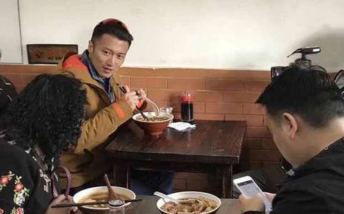 谢霆锋吃卤煮