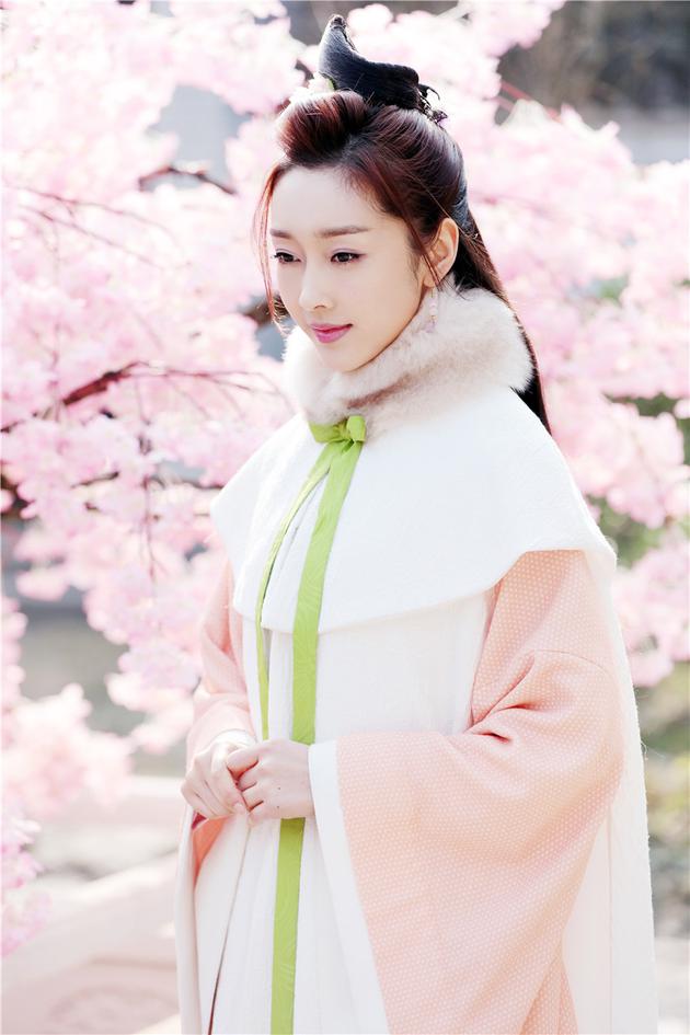 《花谢花飞花满天》宣璐粉裙毛领尽显闺秀典雅