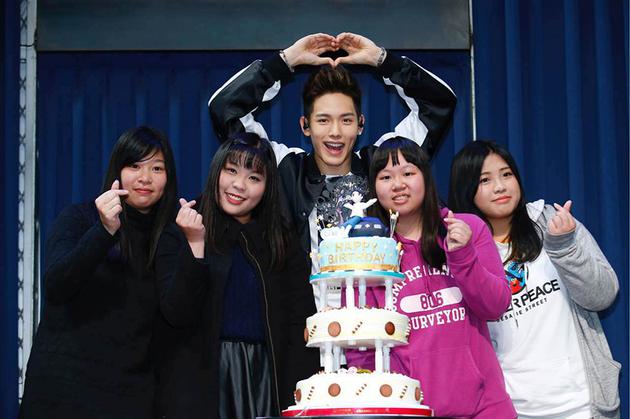 郭书瑶站台送亲密好礼|郭书瑶|spexial|王以纶_新浪娱乐_新浪网