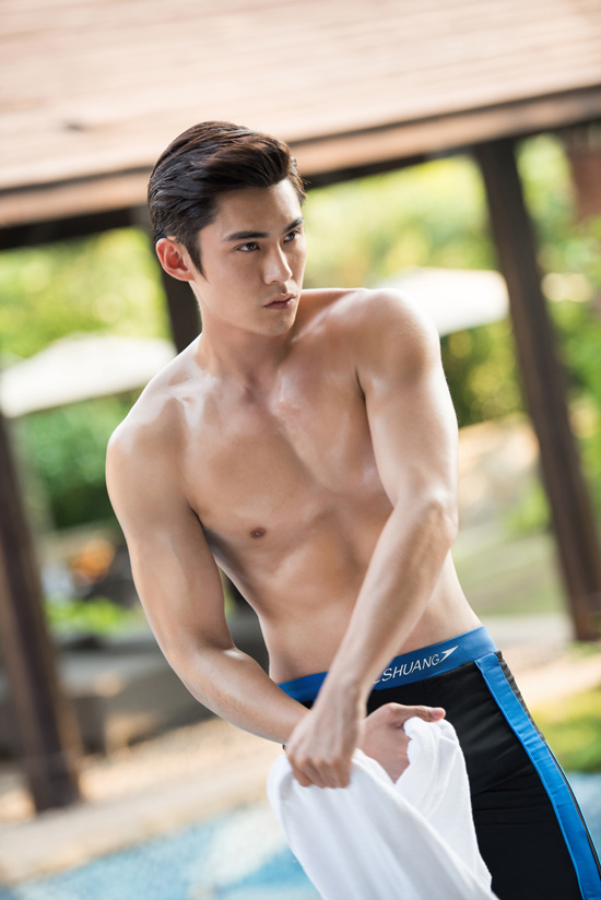 陈奕穿白色浴袍