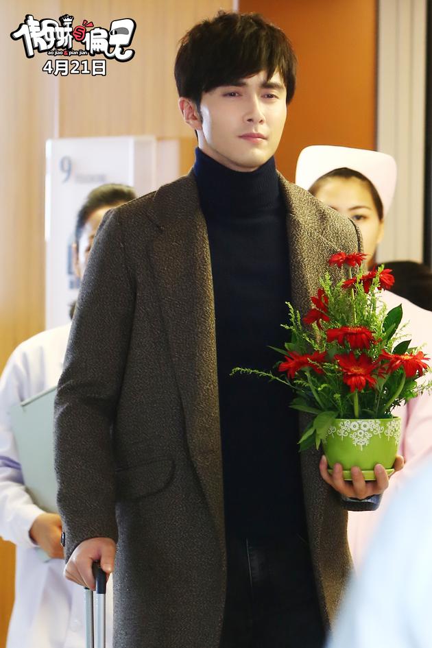 萧见君手捧鲜花