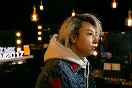 喜剧人舞台刮科幻风黄才伦脑洞无限狂掀特效热