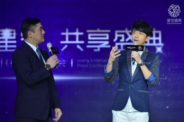 光良与吴大维台上互动