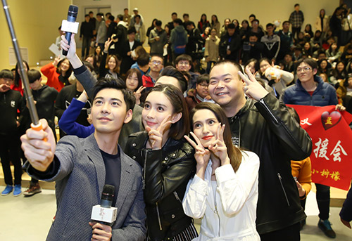 与所有现场粉丝合影留念