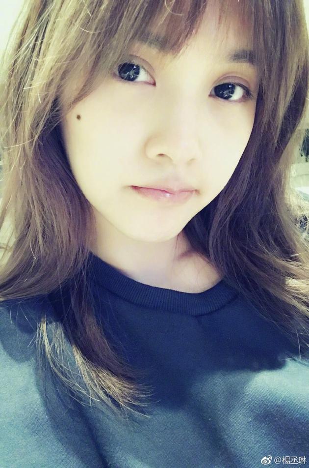 杨丞琳晒素颜自拍照 齐刘海嘟嘴少女感依旧