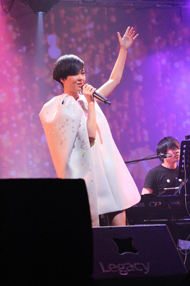 郁可唯向台下歌迷打招呼