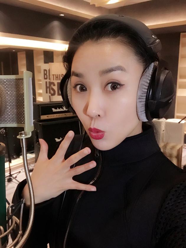 王蓉为新曲《啪啪s舞》录音 电眼红唇俏皮卖萌