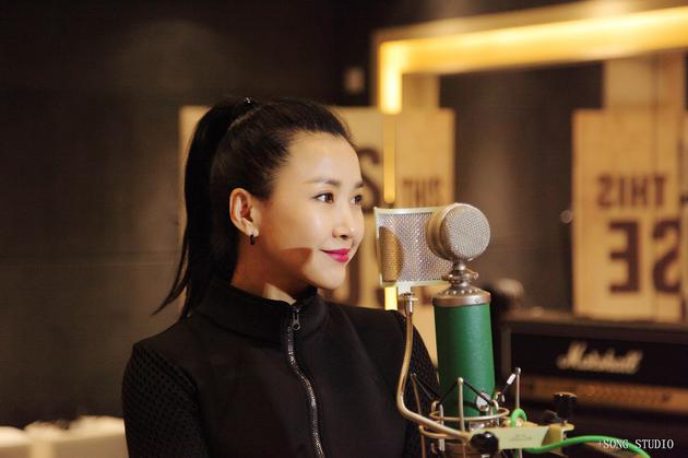 王蓉为新曲《啪啪s舞》录音 电眼红唇俏皮卖萌