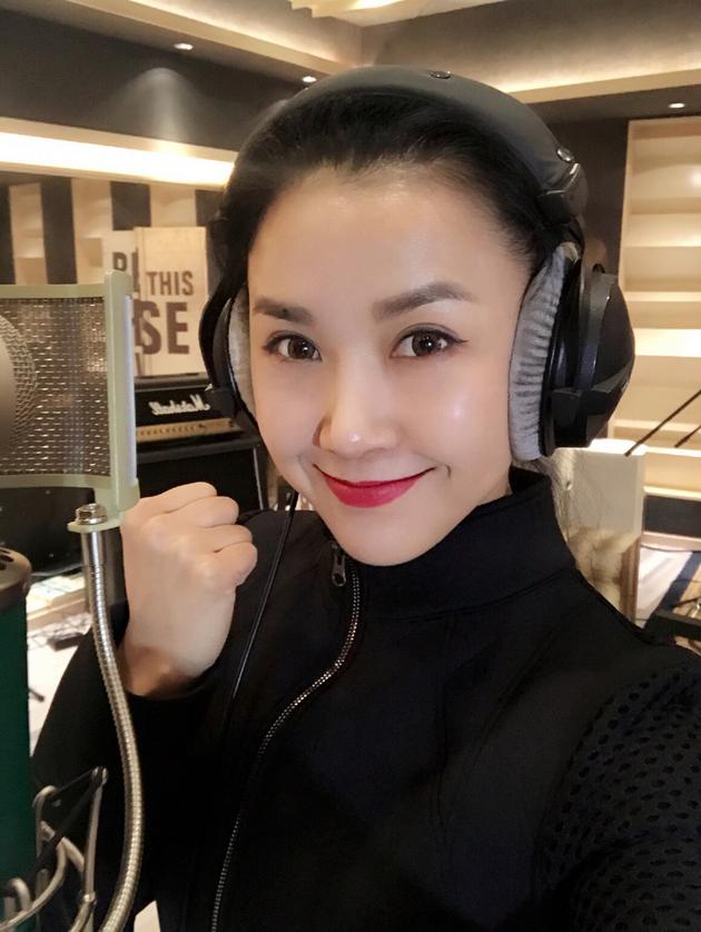 王蓉为新曲《啪啪s舞》录音 电眼红唇俏皮卖萌