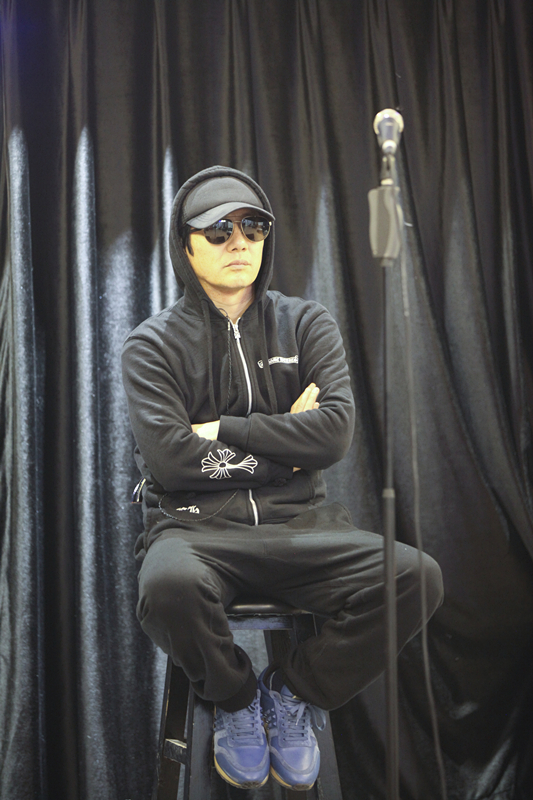 郑钧身着黑色印花连衫帽