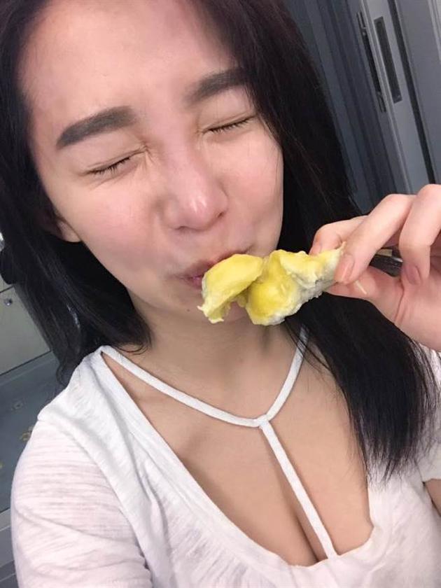 郭书瑶搞怪吃榴莲