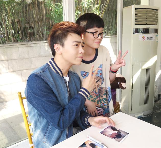 于翔剧组庆生赴粉丝之约 晒照感恩一路相伴