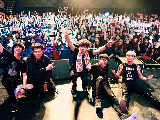 八三夭与粉丝合影