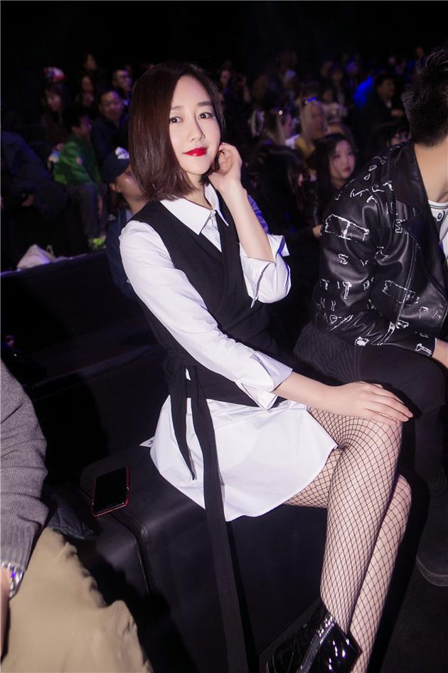 乐胥娘娘刘晓晔被邀看秀穿渔网袜大秀美腿