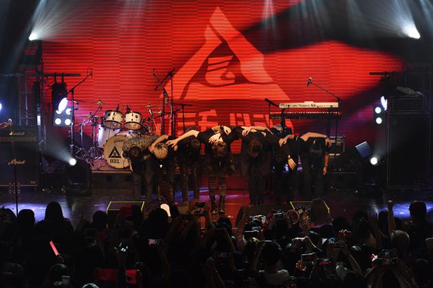 八三夭现场表演