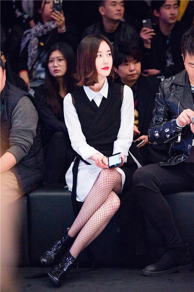 乐胥娘娘刘晓晔被邀看秀 穿渔网袜大秀美腿|刘晓