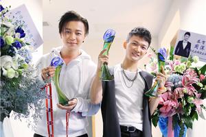 余枫、周深后台与奖杯合照