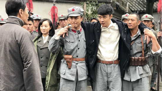 张丹峰《觉醒者》曝花絮 首穿军装上演制服诱惑