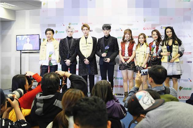 余枫与其他获奖者共同接受采访