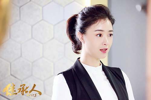 看外在，颜值高、服装正