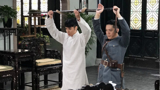 张丹峰《觉醒者》曝花絮 首穿军装上演制服诱惑|张丹