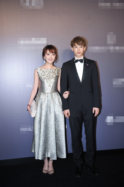 韩放现身出席香港慈善晚宴 金色礼服美艳动人